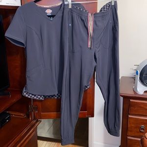 🏥 DICKIES Small Shirt/ Medium Pants SCRUBS 🏥